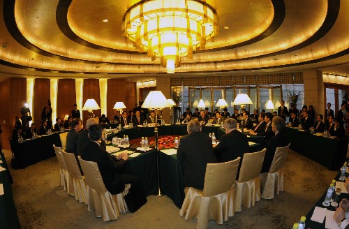 12月8日下午,朝核問(wèn)題六方會(huì)談團(tuán)長(zhǎng)會(huì)在北京釣魚(yú)臺(tái)國(guó)賓館開(kāi)幕。這是時(shí)隔5個(gè)月后六方會(huì)談團(tuán)長(zhǎng)會(huì)再次在北京舉行。新華社記者 王建華 攝