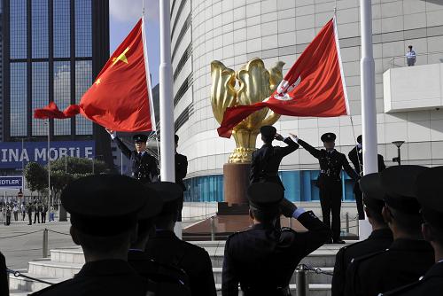 8月26日,香港金紫荊廣場(chǎng)舉行下半旗儀式前的升旗儀式。新華社記者 黃曉勇 攝