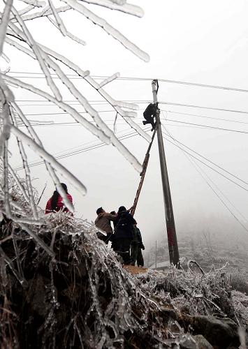 在廣西全州縣蕉江瑤族鄉(xiāng)大源村,村民在搶修因冰凍損壞的電線(1月10日攝)。新華社記者 黃孝邦 攝