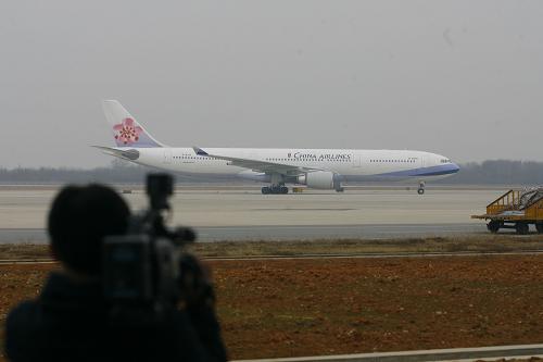 1月26日,臺(tái)灣中華航空武漢——臺(tái)北首航班機(jī)抵達(dá)武漢天河機(jī)場(chǎng)。當(dāng)日,臺(tái)灣中華航空股份有限公司武漢——臺(tái)北(桃園)定期航班首航慶祝儀式在武漢天河機(jī)場(chǎng)舉行。中華航空武漢——臺(tái)北航班采用空中客車(chē)A330—300機(jī)型,每周三、六往返共開(kāi)行四個(gè)班次。新華社 發(fā)