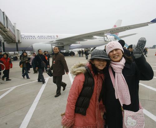 1月26日,乘坐臺(tái)灣中華航空武漢——臺(tái)北首航班機(jī)的兩名旅客在武漢天河機(jī)場(chǎng)合影。新華社 發(fā)