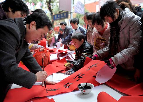 1月26日,在江西樂平市街頭,書法家(左)義務(wù)為市民寫春聯(lián)。當(dāng)日,江西樂平市文聯(lián)、書法家協(xié)會聯(lián)合組織近20名書法家在江西樂平市街頭義務(wù)為群眾寫春聯(lián),送上新春祝福。新華社發(fā)(朱定文 攝)
