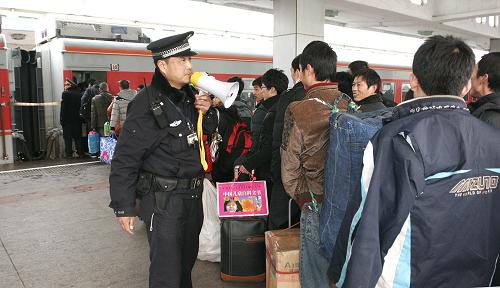 1月28日,江蘇無錫火車站鐵路派出所民警在維持旅客上車秩序。2011年春運(yùn)開始以來,各條戰(zhàn)線的工作人員和志愿者們奮戰(zhàn)在他們平凡的崗位上,用真誠(chéng)和熱忱的服務(wù),溫暖和感動(dòng)著每一位歸鄉(xiāng)的旅客。新華社發(fā)(程炳洪 攝)
