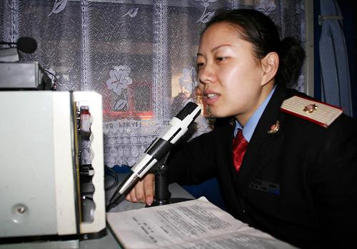 1月28日,南京西至昆明K155次列車列車員兼廣播員張皎在列車上廣播。新華社發(fā)(梅國(guó)建 攝)