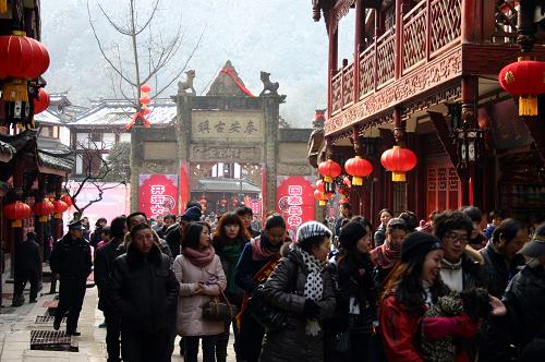 1月29日,游客走進(jìn)泰安古鎮(zhèn)游覽。新華社記者 劉海 攝
