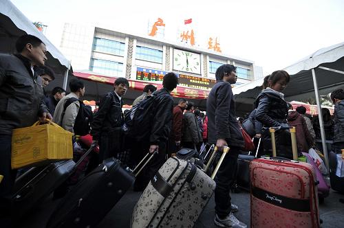 1月29日,旅客在廣州火車站前排隊進站。當日,廣鐵集團春運旅客發(fā)送量首次突破100萬,達到100.1萬人,創(chuàng)歷年以來單日旅客發(fā)送新紀錄。其中廣州站發(fā)送22.6萬人,同比基本持平;廣州東站發(fā)送13萬人,同比增長11%;深圳站發(fā)送11.6萬人,同比增長8.4%,東莞東站發(fā)送7.7萬人,同比增長5.5%,武廣高鐵發(fā)送11.8萬人,同比增幅達到151%。春運11天,廣鐵集團管內(nèi)各客運站共發(fā)送旅客939萬人。據(jù)了解,今年春運開始以來,廣鐵已連續(xù)8天發(fā)送旅客超過80萬。由于廣鐵各大客運站都積極組織力量全力應對,目前運輸秩序基本正常。新華社記者 陳曄華 攝