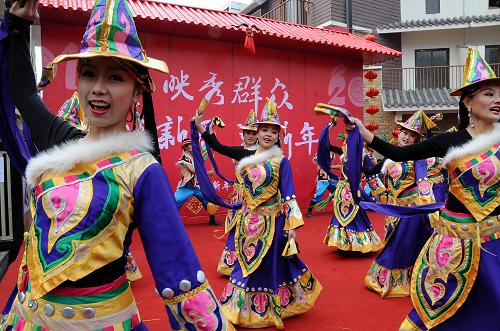 1月31日,在映秀鎮(zhèn)“遷新居過新年”活動現(xiàn)場,演員們載歌載舞。新華社記者 陳凱 攝