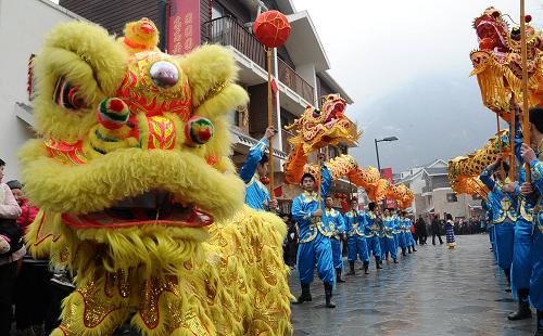 1月31日,在映秀鎮(zhèn)“遷新居過新年”活動現(xiàn)場,當(dāng)?shù)厝罕娫谶M行舞龍舞獅表演。新華社記者 陳凱 攝