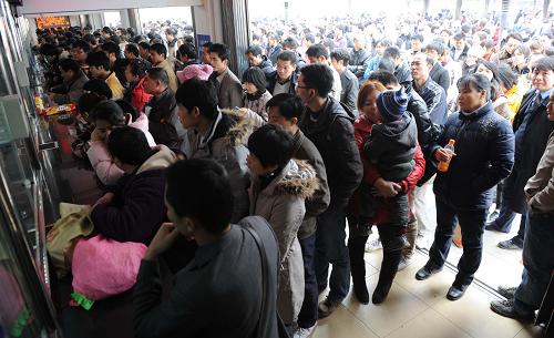 1月31日,旅客在南寧火車站售票窗口排隊(duì)購票。隨著除夕臨近,廣西南寧火車站迎來節(jié)前客流高峰,今明兩天日均發(fā)送旅客將達(dá)4萬人次。目前,湖北、北京、四川方向運(yùn)能緊張,管內(nèi)客流也在大幅上升。南寧火車站已啟動(dòng)應(yīng)急預(yù)案,確保高峰期運(yùn)輸安全。新華社記者 張愛林 攝