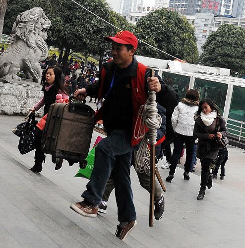 1月31日,幾名返鄉(xiāng)旅客跑步進(jìn)入南寧火車站檢票。新華社記者 張愛林 攝