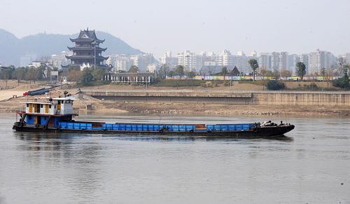 一艘貨船行駛在長沙橘子洲拱極樓附近湘江航道上(2月14日攝)。2月14日,受連續(xù)降雨影響湘江長沙段水位止跌抬升。據(jù)長沙水文站監(jiān)測數(shù)據(jù)顯示,截至2月14日8時,湘江長沙段水位為26.12米,較前日抬升了近半米。今年春節(jié)期間,湘江中下游地區(qū)因久晴少雨持續(xù)枯水。近日的降溫降雨是此次湘江長沙段水位止跌抬升的主要原因。當?shù)厮牟块T預測,受降雨和上游補水及氣溫降低后蒸發(fā)量減少的影響,長沙湘江水位還有進一步上升的趨勢,湘江沿線城市供水壓力也將得到有效緩解。新華社記者 龍弘濤 攝