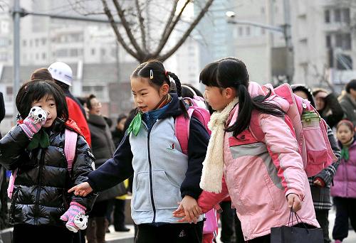 2月14日,上海市一師附小的學(xué)生走在上學(xué)路上。當(dāng)日,上海市160萬中小學(xué)、幼兒園學(xué)生開學(xué)。從新學(xué)期起,上海將加大中小學(xué)校、幼兒園建設(shè)力度,并上調(diào)義務(wù)教育公辦學(xué)校生均公用經(jīng)費(fèi)基本標(biāo)準(zhǔn):小學(xué)從原來的每生每年1400元調(diào)整為1600元;初中從原來的每生每年1600元調(diào)整為1800元。新華社記者 劉穎 攝