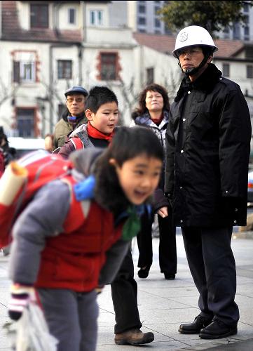 2月14日,上海市一師附小的學(xué)生走進(jìn)校門。新華社記者 劉穎 攝