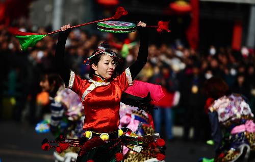 2月14日,一名群眾演員在表演民族舞蹈。當(dāng)日,青海省西寧市舉辦大型社火巡演,來自社會各界的5000多名群眾參加演出。精彩紛呈的節(jié)目吸引數(shù)萬名西寧市民觀看,給高原古城增添了快樂祥和的節(jié)日氣氛。新華社記者 張宏祥 攝