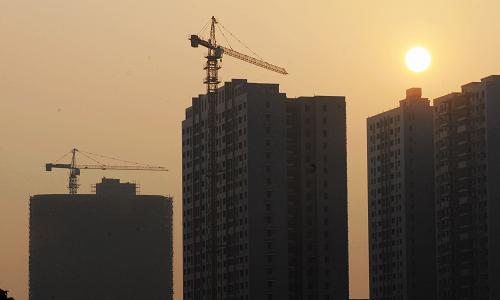長沙市城區(qū)一處興建中的商品房小區(qū)(2月14日攝)。記者日前從長沙市房產(chǎn)研究中心獲悉,長沙1月房價下滑,市內(nèi)新建商品房備案均價5360元/平方米,其中住宅均價5105元/平方米。當?shù)貥I(yè)內(nèi)人士分析,1月長沙房價下跌可能是供應(yīng)結(jié)構(gòu)變化所致。春節(jié)期間是房地產(chǎn)銷售的傳統(tǒng)淡季,導致了長沙樓市量價齊跌。據(jù)長沙市房產(chǎn)研究中心發(fā)布的《2011年1月長沙市房地產(chǎn)市場情況通報》數(shù)據(jù)顯示,1月長沙市新建商品房累計批準預售233.81萬平方米,同比增長7.05%,環(huán)比減少4.74%;其中,市內(nèi)五區(qū)新建商品房累計批準預售146.64萬平方米,同比減少7.96%。新華社記者 龍弘濤 攝