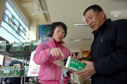 2月14日,在寧夏銀川西北農(nóng)資城內(nèi),工作人員在向一位農(nóng)民介紹今年新上市的優(yōu)質(zhì)種子。新華社記者 彭昭之 攝