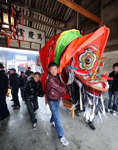 2月14日,祭祀儀式結(jié)束后,板凳龍頭抬出祠堂準(zhǔn)備出發(fā)。新華社記者 徐昱 攝