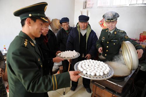 2月15日,兩位警官在為老人煮元宵,有這么些“兵兒子”常年的關(guān)心和照顧,老人都說自己晚年少了孤獨(dú)與寂寞多了溫暖和幸福。當(dāng)日,青島營海邊防大隊(duì)官兵們將轄區(qū)的孤寡老人接到一起提前過元宵節(jié),老人們穿新衣、吃元宵、拉家常,感受著“兵兒子”的關(guān)心和孝敬。每逢過節(jié),營海社區(qū)的老人們都會(huì)準(zhǔn)時(shí)收到官兵們的節(jié)日問候,十多年來,官兵們換了一茬又一茬,可幫扶照顧孤寡老人的傳統(tǒng)一直傳承下來。新華社記者 李紫恒 攝