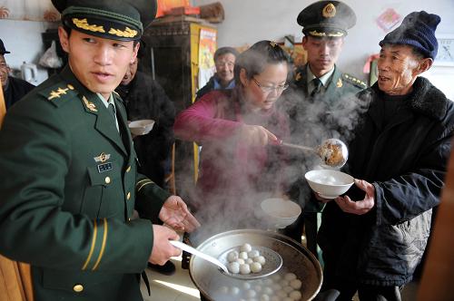 2月15日,管魯平警官(左一)在招呼老人們品嘗剛出鍋的元宵。新華社記者 李紫恒 攝