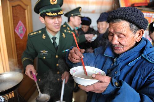 2月15日,78歲的羅常德(右)老人在品嘗剛出鍋的元宵。新華社記者 李紫恒 攝