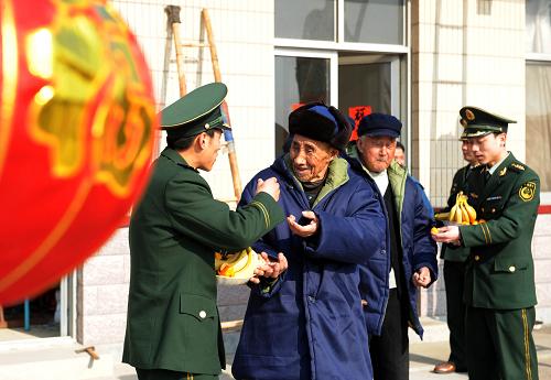 2月15日,離別時(shí)刻,老人們依依不舍地將警官們送出院子。新華社記者 李紫恒 攝