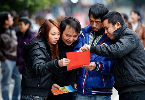 2月15日,幾名外來務(wù)工者在福州一個(gè)路邊勞務(wù)市場(chǎng)查看招工信息。時(shí)下正值全國(guó)各地大中專畢業(yè)生及農(nóng)民工找工作的高峰時(shí)期,記者在福州各招聘會(huì)現(xiàn)場(chǎng)及勞務(wù)市場(chǎng)調(diào)查中發(fā)現(xiàn),有著較高學(xué)歷的大中專畢業(yè)生不僅工作難找,而且薪資待遇普遍偏低,平均每月工資約2000元。與此形成鮮明對(duì)比的是,以農(nóng)民工為主體的普通工人受到歡迎,一些勞動(dòng)密集型企業(yè)為緩解招工難,紛紛提高工人工資及福利待遇,農(nóng)民工的工資達(dá)到甚至超過提供給大中專畢業(yè)生的工資。究其原因,一是用人單位對(duì)大中專畢業(yè)生的需求有限,提供給適合他們工作的崗位偏少,難以滿足龐大的畢業(yè)生群體的就業(yè)需求;二是勞動(dòng)密集型企業(yè)對(duì)普通工人的需求量大幅增加,與諸多原因?qū)е碌霓r(nóng)民工供應(yīng)不足形成矛盾;三是大中專畢業(yè)生不愿走上普通工人的工作崗位,這些崗位較大的勞動(dòng)量及較長(zhǎng)的工作時(shí)間讓畢業(yè)生們望而卻步。近年來,各級(jí)部門為緩解企業(yè)招工難及大中專畢業(yè)生就業(yè)難采取了多種措施。專家認(rèn)為,隨著勞動(dòng)密集型企業(yè)的優(yōu)化升級(jí)及大中專畢業(yè)生就業(yè)范圍的不斷拓展,這種職場(chǎng)應(yīng)聘“冰火兩重天”的現(xiàn)象有望得到逐步緩解。新華社記者 姜克紅 攝