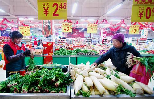 2月15日,市民在江西九江的一家超市選購(gòu)蔬菜。 新華社發(fā)(胡國(guó)林 攝)