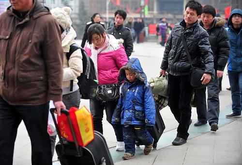 2月15日,一位“小候鳥”在武昌火車站跟隨母親一起進站。伴隨著春節(jié)假期的結(jié)束,一些回鄉(xiāng)探親的務(wù)工人員背起行囊,踏上返城路。其中,不少“小候鳥”們也跟隨父母再次踏上春運的旅途。新華社記者 郝同前 攝
