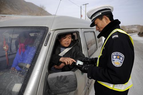 2月16日,交警在寧夏涇源縣對過往司機(jī)進(jìn)行檢查。新華社記者 王鵬 攝