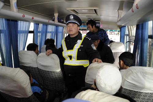 2月16日,寧夏涇源縣六盤山派出所民警上車進(jìn)行檢查。新華社記者 王鵬 攝