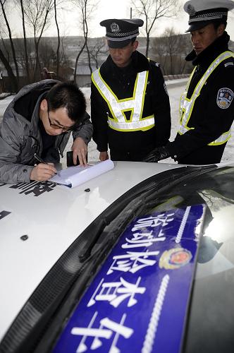 2月16日,寧夏涇源縣六盤山派出所民警對司機(jī)和車輛進(jìn)行檢查登記。近日,寧夏各市縣進(jìn)入農(nóng)民工外出務(wù)工和節(jié)后春運(yùn)高峰期,為保障道路運(yùn)輸安全,結(jié)合春運(yùn)道路交通安全隱患專項(xiàng)整治工作,寧夏各地派出大量警力,進(jìn)行道路安全檢查,全力保障春運(yùn)期間道路運(yùn)輸安全。新華社記者 王鵬 攝