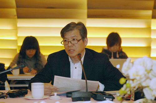 2月16日,北京市房協(xié)副秘書長陳志在新聞發(fā)布會上發(fā)言。新華社記者 趙琬微 攝