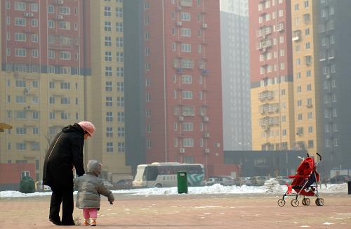 朝陽區(qū)首批入住廉租房市民的小區(qū)——金隅麗景園小區(qū)的居民在花園內(nèi)散步(2月15日攝)。新華社記者 趙琬微 攝