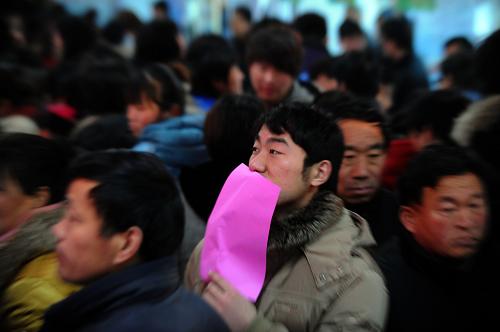 2月16日,求職者在安徽省亳州市舉行的招聘會上尋找適合自己的工作崗位。新華社發(fā)(張延林 攝)