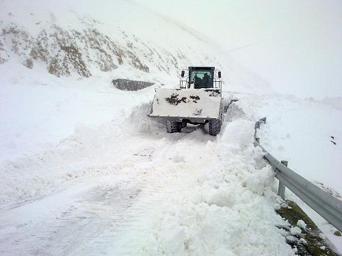 2月16日,機械車輛在新藏公路易發(fā)生雪阻的路段展開清雪工作。2月13日以來,西藏阿里地區(qū)普降大到暴雪,平均降雪量達45厘米,部分路段因風(fēng)積雪等原因積雪厚度達1米以上。新藏公路普蘭支線、馬攸木拉達坂等多個路段通行受阻。擔負新藏公路養(yǎng)護任務(wù)的武警交通八支隊13日凌晨啟動搶險救災(zāi)預(yù)案,全面展開巡線工作。截至17日8時,支隊共排除險情20多處,解救被困群眾29人,清除積雪16萬立方米。新華社 發(fā)