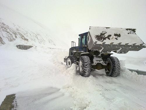 2月16日,機械車輛在新藏公路易發(fā)生雪阻的路段展開清雪工作。新華社 發(fā)