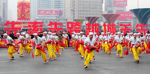2月17日,社火隊(duì)員正在進(jìn)行“黃河腰鼓”表演。新華社記者 屠國(guó)璽 攝