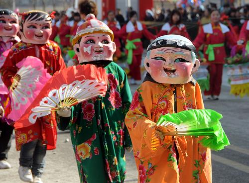 2月17日,河北省蔚縣,人們正在進(jìn)行社火表演。當(dāng)日是中國(guó)農(nóng)歷正月十五,河北省蔚縣舉辦了傳統(tǒng)的社火表演以慶祝元宵佳節(jié),共有2000多名群眾進(jìn)行了踩高蹺、劃旱船、抬閣、扛閣等表演。新華社記者 鞏志宏 攝