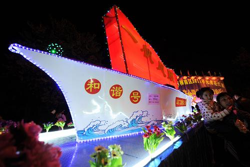 2月17日,市民在廣西柳州市柳南區(qū)花燈展區(qū)觀看花燈《一帆風(fēng)順》。當日是正月十五元宵佳節(jié),是中華民族的傳統(tǒng)節(jié)日,點花燈、放煙花、鬧元宵、猜燈謎……各地鬧元宵鬧出了原汁原味的中華傳統(tǒng)民俗。新華社記者 李斌 攝