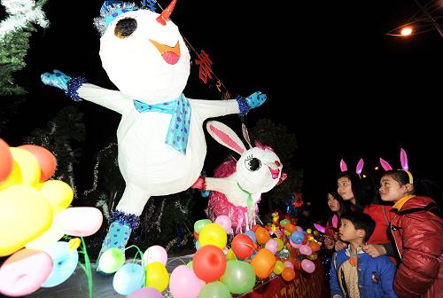2月17日,一群少年兒童在廣西柳州市柳南區(qū)花燈展區(qū)觀看花燈《雪孩子之圓舞曲》。新華社記者 李斌 攝