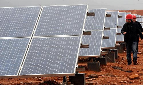 2月18日,在福建省連城縣大型太陽(yáng)能電站建設(shè)工地,工作人員在巡檢太陽(yáng)能電池板安裝進(jìn)度。福建連城太陽(yáng)能電站一期總投資約1.3億元人民幣,設(shè)計(jì)規(guī)模為4.4兆瓦,建成后每年可提供510多萬(wàn)度綠色電力,是國(guó)內(nèi)利用太陽(yáng)能、發(fā)展綠色能源的示范性兆瓦級(jí)大型電站項(xiàng)目之一。新華社記者 彭張青 攝