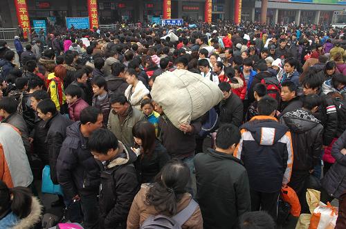 2月18日,大量旅客涌入鄭州火車站。元宵節(jié)過后,大批旅客返程,鄭州火車站開放全部進(jìn)站口并新增臨時進(jìn)站口,疏導(dǎo)客流高峰,方便旅客出行。新華社發(fā)(楊正華 攝)