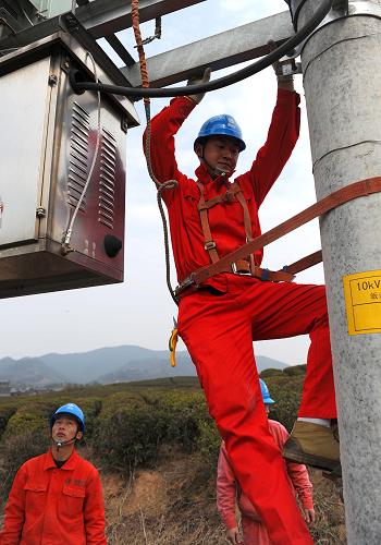2月26日,安吉縣供電局電力工人正在維護皈山鄉(xiāng)林場的變壓器,保障即將到來的春茶生產(chǎn)季。 浙江省安吉縣是著名的“白茶之鄉(xiāng)”,全縣有白茶10萬畝,年產(chǎn)量近900噸,產(chǎn)值近10億元。春季是安吉白茶采摘、炒制的旺季,為保證茶農(nóng)炒茶高峰季節(jié)的用電,安吉縣供電局耗資1000多萬元為全縣茶農(nóng)免費安裝近百對子母變壓器,在產(chǎn)茶旺季為茶農(nóng)增收做出全面保障。 新華社記者 徐昱 攝