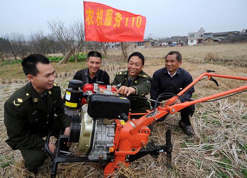 2月26日,“農(nóng)機(jī)服務(wù)110”小分隊的技術(shù)人員在定南縣嶺北鎮(zhèn)大屋村指導(dǎo)當(dāng)?shù)卮迕袷褂梦⒏麢C(jī)。春耕時節(jié),江西省定南縣組織“農(nóng)機(jī)服務(wù)110”小分隊,80多名技術(shù)人員活躍在田間地頭,將惠農(nóng)政策和先進(jìn)的生產(chǎn)技術(shù)送到春耕一線。 新華社記者 周科 攝