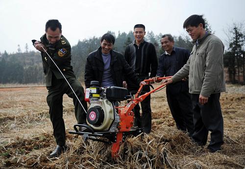 2月26日,“農(nóng)機(jī)服務(wù)110”小分隊的技術(shù)人員在定南縣嶺北鎮(zhèn)大屋村指導(dǎo)當(dāng)?shù)卮迕袷褂梦⒏麢C(jī)。 春耕時節(jié),江西省定南縣組織“農(nóng)機(jī)服務(wù)110”小分隊,80多名技術(shù)人員活躍在田間地頭,將惠農(nóng)政策和先進(jìn)的生產(chǎn)技術(shù)送到春耕一線。 新華社記者 周科 攝