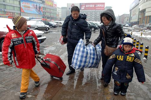 2月27日,在濟南火車站,旅客走出車站。當(dāng)日,為期40天的春運進入最后一天,據(jù)鐵道部的統(tǒng)計,2011年春運鐵路運送旅客超過2.1億人,比2010年多發(fā)送1000萬人,日均運送旅客能力達620萬人,能力增長幅度為歷史最大,鐵路春運秩序正常。另外,公路、民航運送旅客同比均有增長。新華社記者 郭緒雷 攝