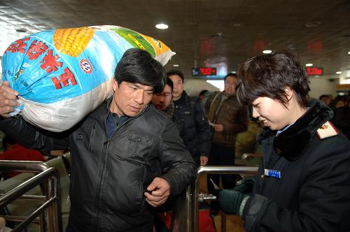 2月27日,在濟南火車站,旅客檢票進站。新華社記者 郭緒雷 攝