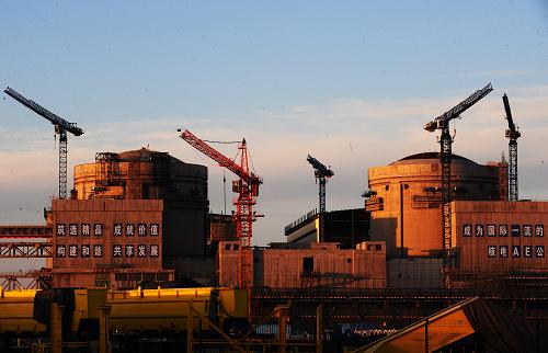 建設(shè)中的遼寧紅沿河核電站3、4號(hào)機(jī)組核島反應(yīng)堆廠房。遼寧紅沿河核電站是我國“十一五”期間首個(gè)批準(zhǔn)開工建設(shè)的核電項(xiàng)目,是東北地區(qū)第一座核電站和最大的能源投資項(xiàng)目(2010年10月26日攝)。