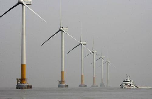 2010年2月22日,上海海事局洋山海事處的巡邏艇正在上海東海大橋100兆瓦海上風(fēng)力發(fā)電示范工程旁巡邏。新華社記者 陳飛 攝