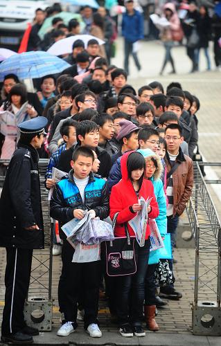 2月27日,求職學生們在排隊準備入場求職。當日,湖北省人才市場在華中科技大學光谷體育館舉辦新春首場大型招聘會。此次主要針對高校畢業(yè)生的大型招聘會吸納了200多家企事業(yè)單位參加招聘,提供近萬個職位,吸引大批學生前來尋覓工作機會。新華社記者 程敏 攝